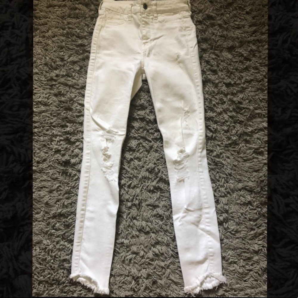 White Hollister ripped skinny jeans ☁️.